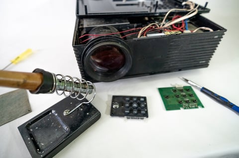 Proyector siendo reparado por técnico especializado