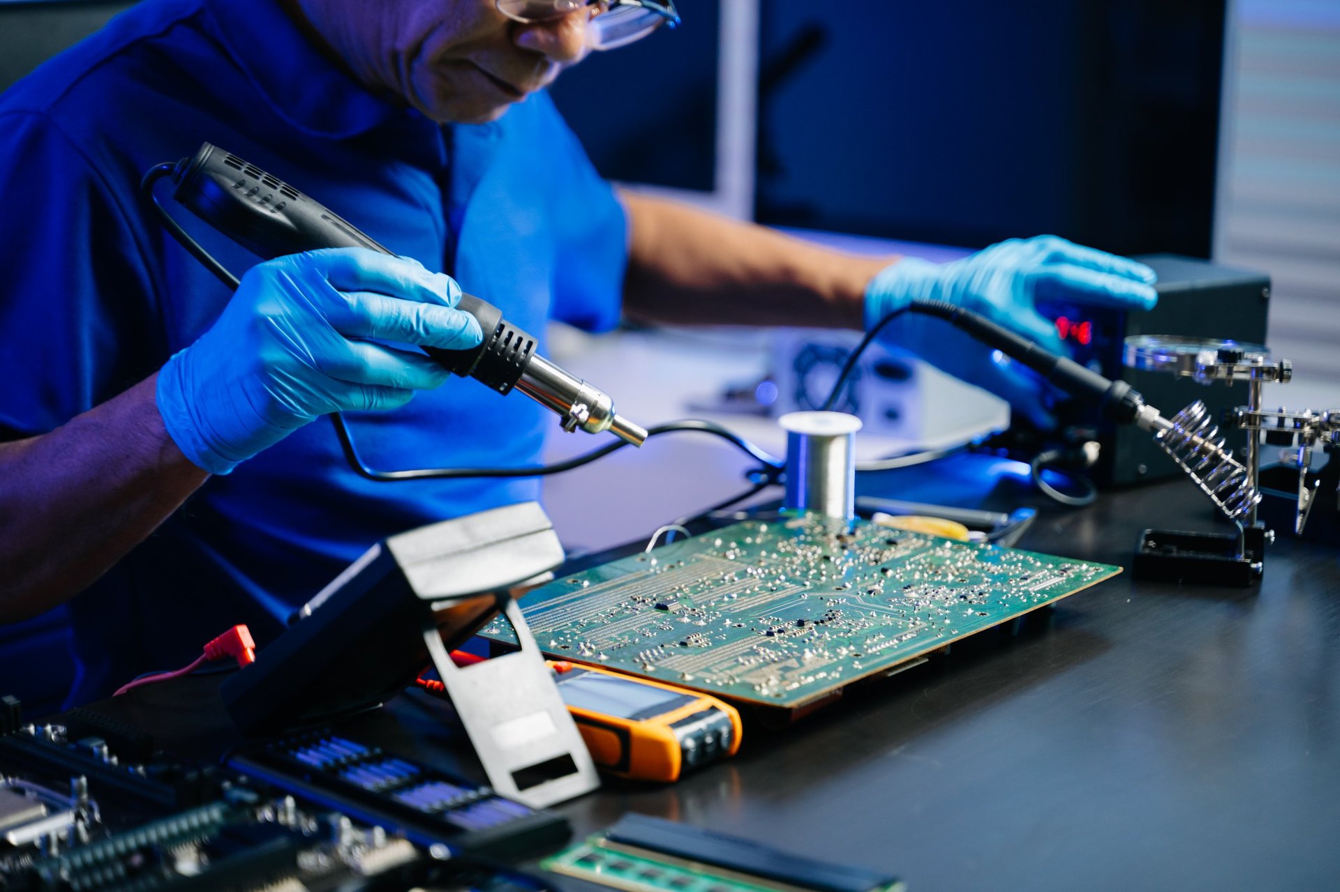 Técnico especializado en reparación electrónica